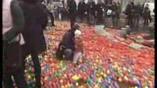 Lancio di palline a Piazza di Spagna quotArrestoquot Graziano Cecc [upl. by Ahsirak734]