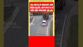 Motorista não percebeu a madeira pra fora da carroceriacaminhão caminhoneiro [upl. by Lavinia]