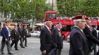 les paras parachutistes UNP de Lille et ANPCV sur les champs Elysée à Paris Saint michel 2010 [upl. by Baptlsta779]