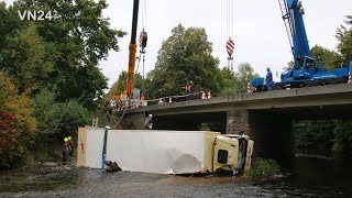 29092020  VN24  LKW stürzt von Brücke in den Lippe Fluss bei Delbrück [upl. by Fahy]