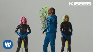 Anitta with Ludmilla and Snoop Dogg feat Papatinho  Onda Diferente Official Music Video [upl. by Eanaj99]