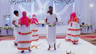 Somali Traditional Dance Dhaanto  Abdinur Gaafoote Performed by Islii Band [upl. by Naivat99]