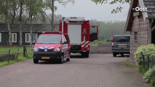 Koe valt in gierput van boerderij in Markelo brandweer schiet te hulp [upl. by Schoening]