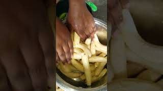 Comment éplucher une banane plantain avec le couteau pour preparer le koki au cameroun shorts [upl. by Ddej]