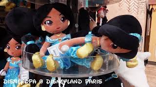 SHOP TOUR Disneyland Paris LA GIRAFE CURIEUSE OUTDOOR  DisneyOpa [upl. by Enitsugua411]