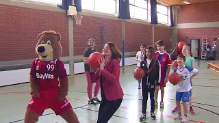 BayWaStiftung trumpft mit Basketball [upl. by Zetrom738]