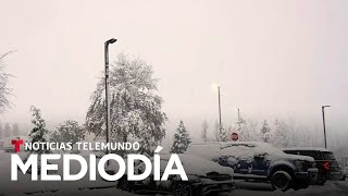 El inicio de las nevadas complica el tráfico y también deja imágenes de postal  Noticias Telemundo [upl. by Aihselat889]