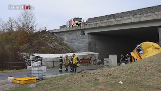 LKWSattelzug bei Unfall auf Westautobahn in LinzEbelsberg von Unterführung in Bach gestürzt [upl. by Winny]