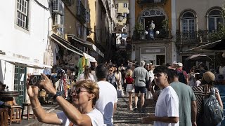 Zu viele Menschen zu wenig Regulierung Übertourismus in Lissabon [upl. by Eintrok379]