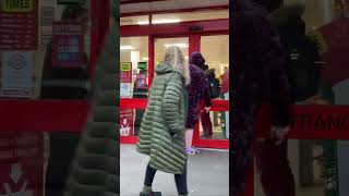 Iceland staff locked a shop thief inside the supermarket  stoke Newington  london [upl. by Nader992]