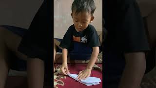 Izay membuat kapal terbang dari kertas [upl. by Lekim]