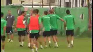 Varios jugadores del Real Betis se pelean durante un entrenamiento [upl. by Bealle890]