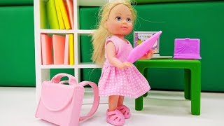 Barbie y Evi se preparan para la escuela Vídeos de juguetes [upl. by Zane]