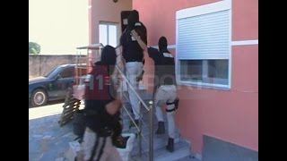 A1 Report  Operacioni i policisë së shtetit në banesën e Gezim Celes ne Fushekuqe [upl. by Nylimaj67]