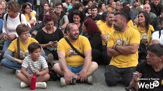 Faenza Gli quotalluvionati arrabbiatiquot protestano in piazza del Popolo [upl. by Edelson465]