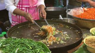 Halal Street Food in Bangkok  Pad Thai [upl. by Surad715]