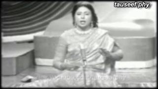 iqbal bano PTV live Ambva ki dariyon pe jhoolna jhula ja ab ke sawan to sajan ghar aa ja [upl. by Lamej]