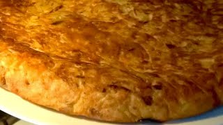 Spansk tortilla m 3 ingredienser løg kartofler amp æg  Kartoffelomelet til tapas  Opskrift  131 [upl. by Hanser741]