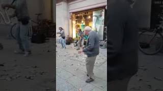 abuelo baila cumbia La pollera colorada en Barcelona y pasa esto [upl. by Aicil]