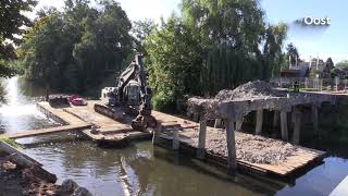 Gastransportleiding in de Regge geraakt bij sloop oude fietsbrug in Nijverdal [upl. by Aiciled]