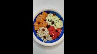 POKE BOWL CON SALMONE DA PROVARE PER PRANZO Shorts [upl. by Lev224]