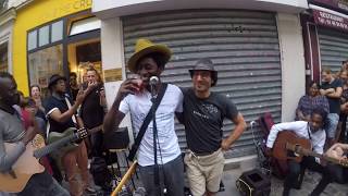 Concert 3 en live de keziah Jones improvisé dans la rue de paris 20 èm le 19 juillet 2018 [upl. by Anyd857]