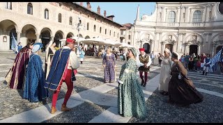 Aspettando il palio di Vigevano lesibizione dei figuranti in piazza Ducale [upl. by Porta]