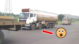 Side Change Karke Jabardast Overtake Kiya Truck Ne 😲 [upl. by Nancee]