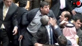 Un député jordanien sort une Kalachnikov et ouvre le feu à lintérieur du Parlement [upl. by Ratep]