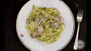 Tagliatelle paglia e fieno con panna prosciutto e piselli [upl. by Nappie467]