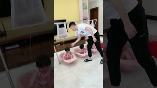 给三胞胎洗澡也是一件大难事😂 家有萌娃 三胞胎vlog 爸爸帶娃記 lovelybaby lovely [upl. by Bigford532]