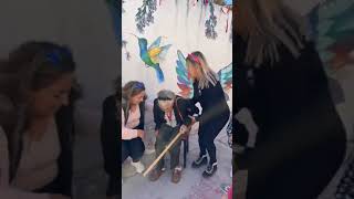 Don Pancho bailando desesperado por pegarle a la piñata Doña Beba es la primera en darle con el palo [upl. by Lakin]