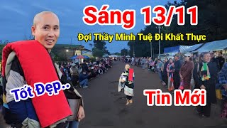 Sáng 1311 Bà Con Xếp Hàng Đợi Thầy Minh Tuệ Đi Khất Thực Ai Xem Cũng Vui Mừng Đứng Đợi Thầy [upl. by Ahseyt700]