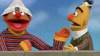 Bert amp Ernie  Ernie hergebruikt Berts krant [upl. by Kalbli]