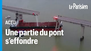 Chine  un cargo percute un pont des voitures et leurs passagers tombent à leau [upl. by Edmonda790]