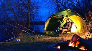 Рыбалка с ночёвкой на донки Замёрз как собака Засохший лес Костёр Лещ [upl. by Yenahc]