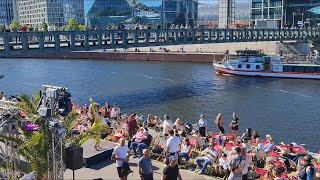 Tanzen vor dem Berliner Hauptbahnhof [upl. by Morven]