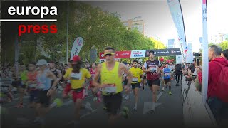 Miles de personas recorren la capital en Madrid corre por Madrid 2024 [upl. by Normalie413]