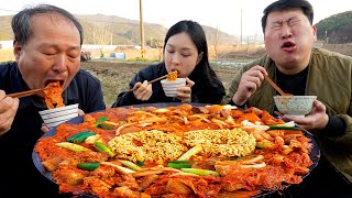 큼직하게 썬 앞다리살에 김장 김치 넣어 끓인 솥뚜껑 김치찌개 Spicy Pork and Kimchi Stew요리amp먹방  Mukbang eating show [upl. by Goodhen]