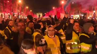 ChampsÉlysées  les gilets jaunes chantent face aux forces de lordre [upl. by Nodaj202]