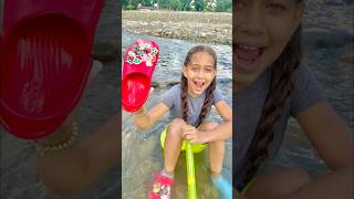 Las chancletas en el río 🥰🤣 humor 2hermanas comedia hermanos comedy [upl. by Anaehr]