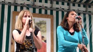 Plinn ton double  par Oona et Kristin  fest noz Carnac 24082013 [upl. by Annaiviv453]