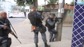 Momento enque policial atinge um traficante na favela do Rola em Santa Cruz [upl. by Acinemod117]