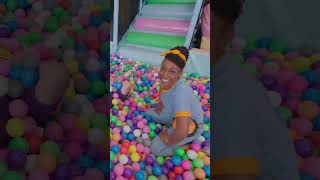 Alberca con pelotas de colores💙🧡 Videoeducativos BlippiEspañol Shorts [upl. by Leirbaj]