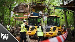 Einsatz am Hambacher Forst RWE räumt Barrikaden von KohleGegnern [upl. by Delsman]