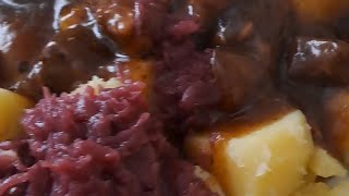 Gulasch mit Rotkohl und Kartoffeln [upl. by Atiuqehc475]