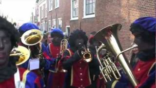 De Pietenband  Sinterklaas wie kent hem niet  Intocht Voorburg 2011 [upl. by Kerwinn895]