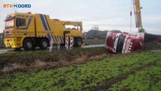 Bietenwagen kantelt bij Uithuizen  RTV Noord [upl. by Ainnat]