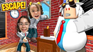 SARAH E ELOAH FUGIRAM DA ESCOLA DO PROFESSOR MALUCO   Roblox [upl. by Esiuole]