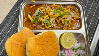 Maharastra ki famous misal pav  misal pav recipe  mumbai pune street food recipe chatorizubaan [upl. by Feltie]